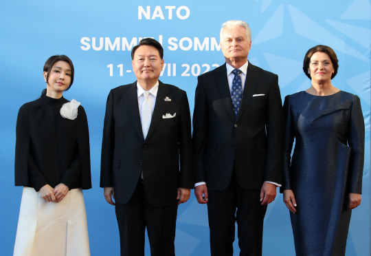 북대서양조약기구(NATO·나토) 정상회의에 참석한 윤석열 대통령과 김건희 여사가 11일(현지시간) 빌뉴스 대통령궁에서 열린 리투아니아 대통령 주최 공식만찬에 참석해 기타나스 나우세다 리투아니아 대통령, 다이아나 네파이테 여사와 기념 촬영을 하고 있다. 연합뉴스